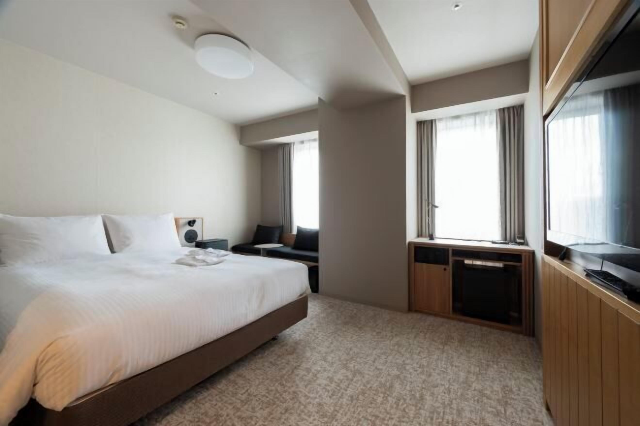 デスク、遮光カーテン、アイロン / アイロン台、ベビーベッド (無料)