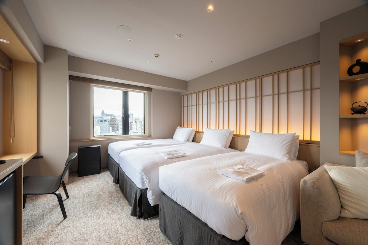 1 slaapkamer, een bureau, verduisterende gordijnen