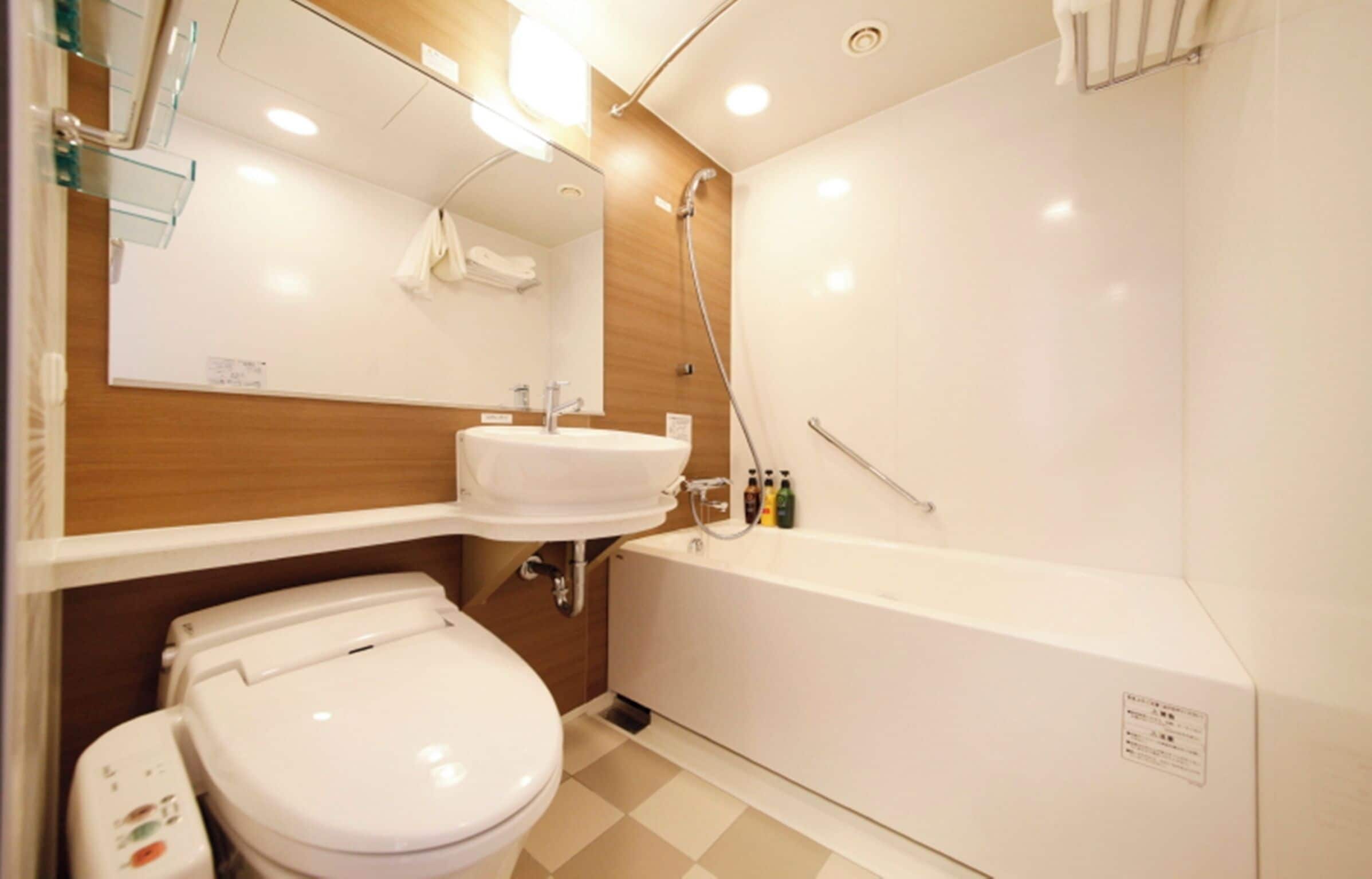 combined shower/bathtub, deep-soaking bathtub, free toiletries