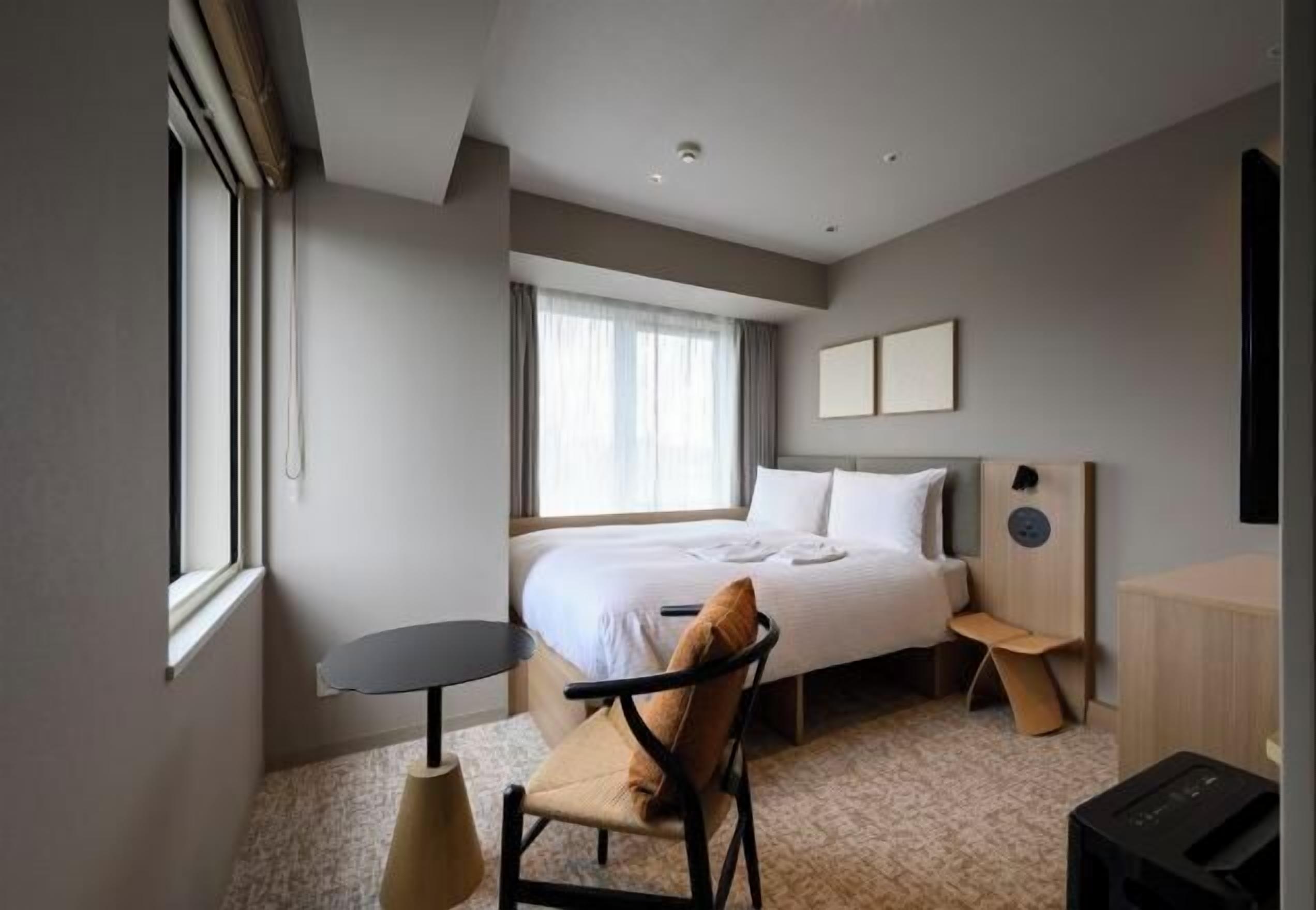 デスク、遮光カーテン、アイロン / アイロン台、ベビーベッド (無料)