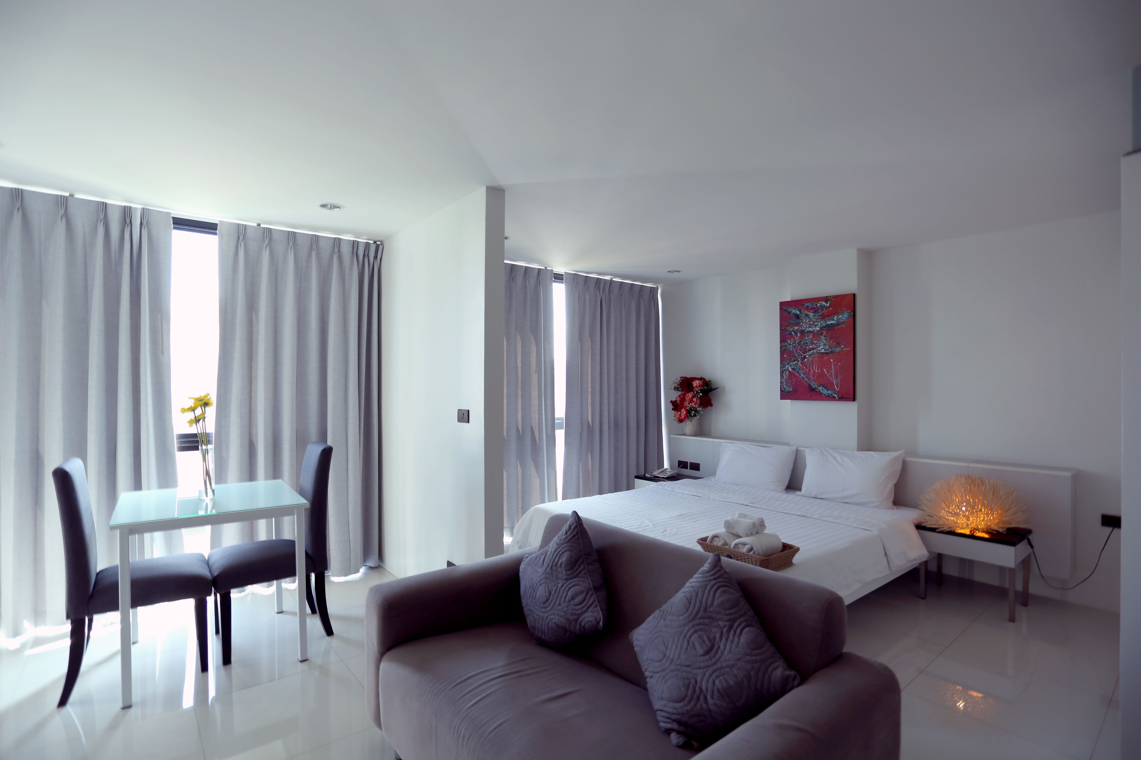 Hypo-allergenic bedding, desk, free WiFi, bed sheets