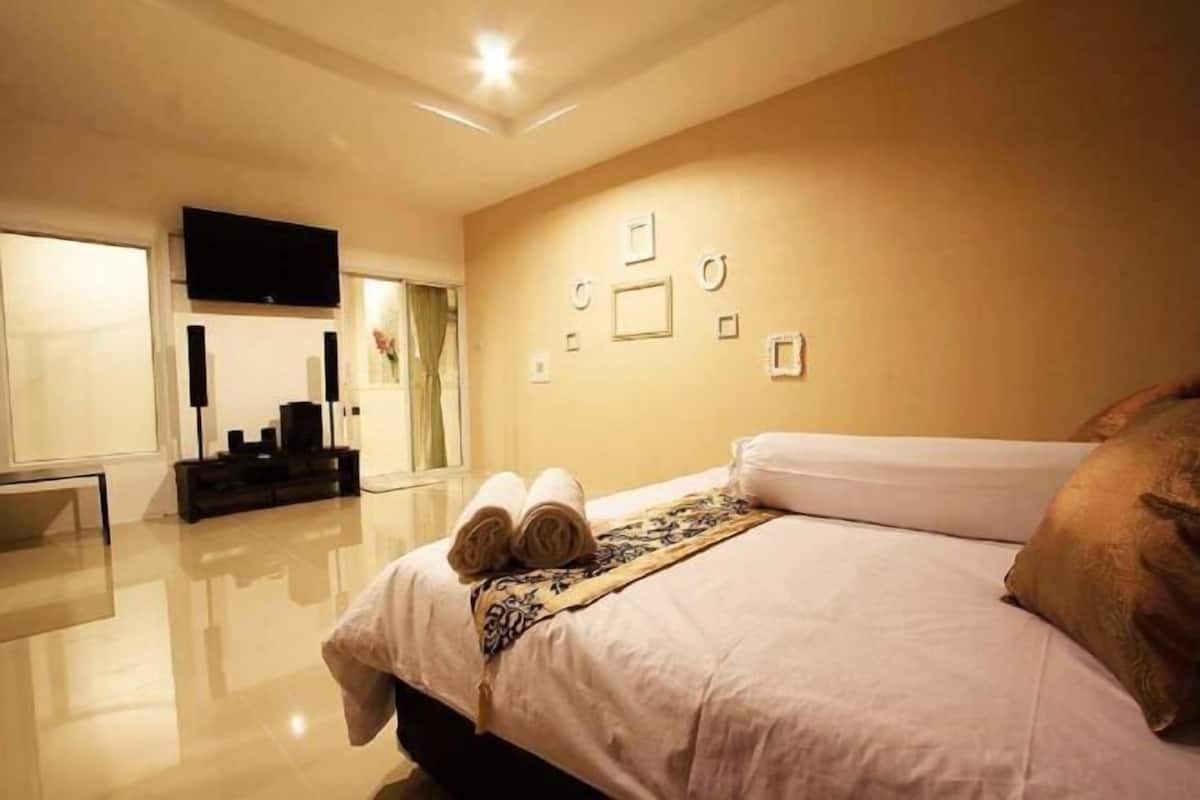 Minibar, in-room safe, desk, free WiFi