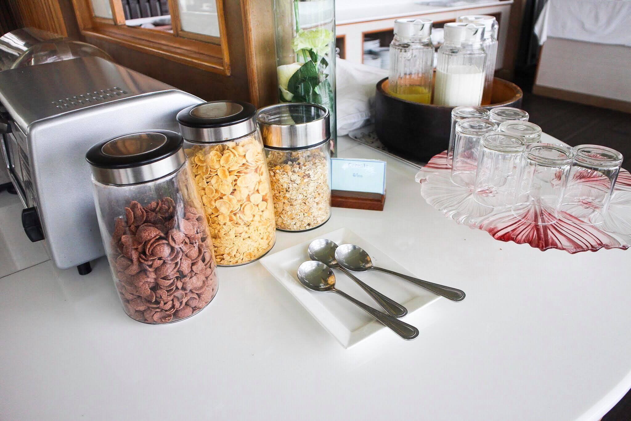 daily buffet breakfast for a fee