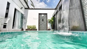 Waterfall Pool Villa | Een minibar, een kluis op de kamer, een bureau, gratis wifi