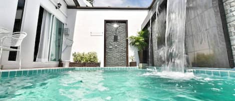 Waterfall Pool Villa | Minibar, brankas, meja kerja, dan Wi-Fi gratis
