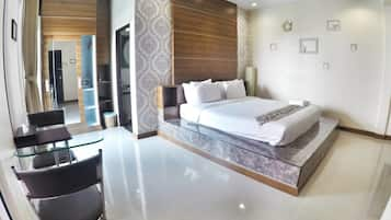 Deluxe Pool Villa | มินิบาร์, ตู้นิรภัยในห้องพัก, โต๊ะทำงาน, Wi-Fi ฟรี