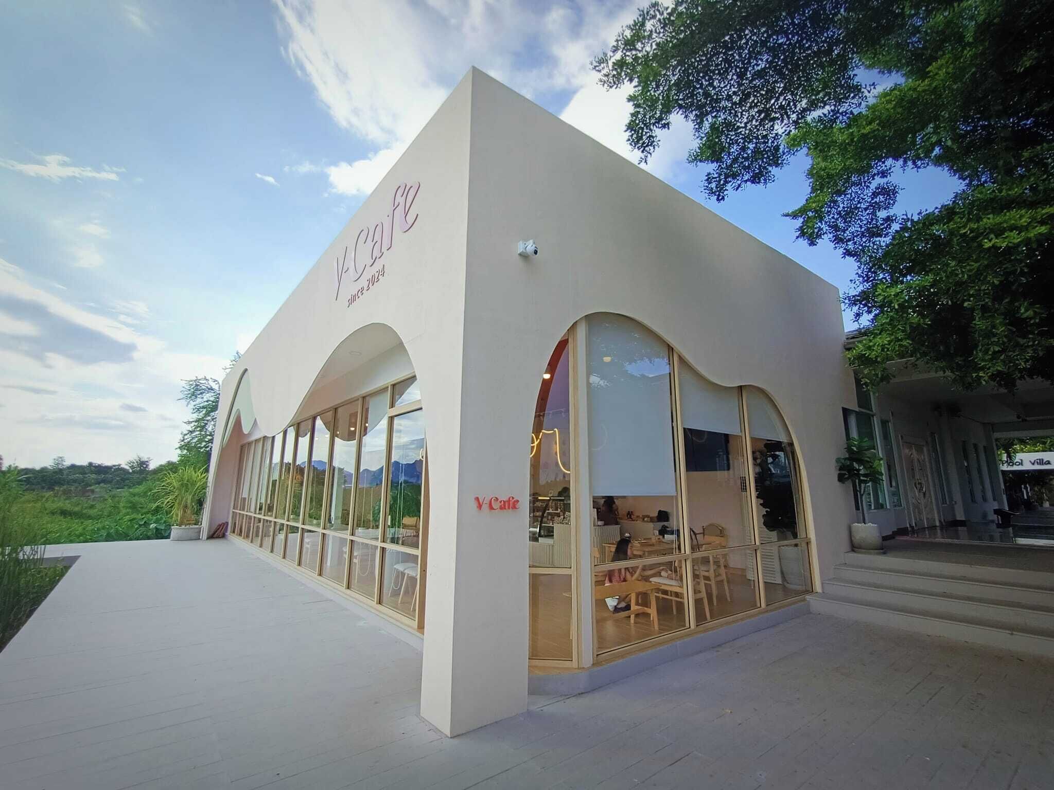 Breakfast, lunch, dinner served; Thai cuisine 