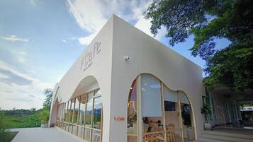 Breakfast, lunch, dinner served; Thai cuisine