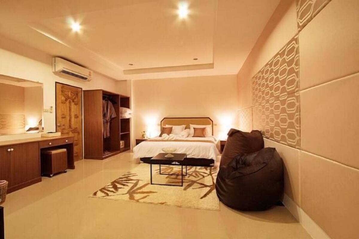 Minibar, in-room safe, desk, WiFi (free)
