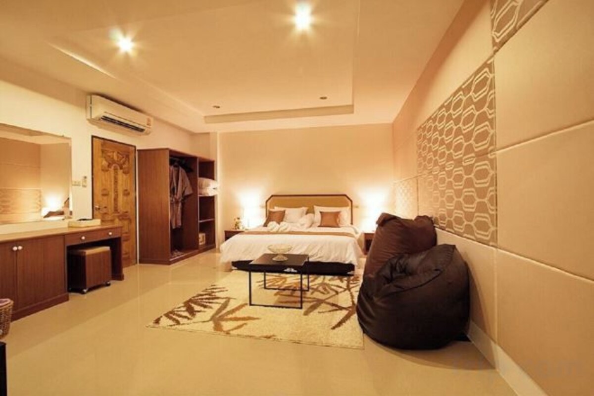 Minibar, in-room safe, desk, WiFi (free)