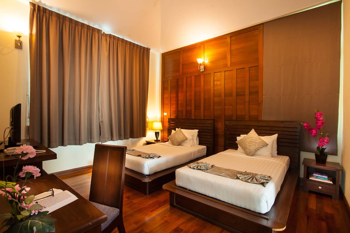 Roupas de cama premium, frigobar, cofres nos quartos, cortinas blackout