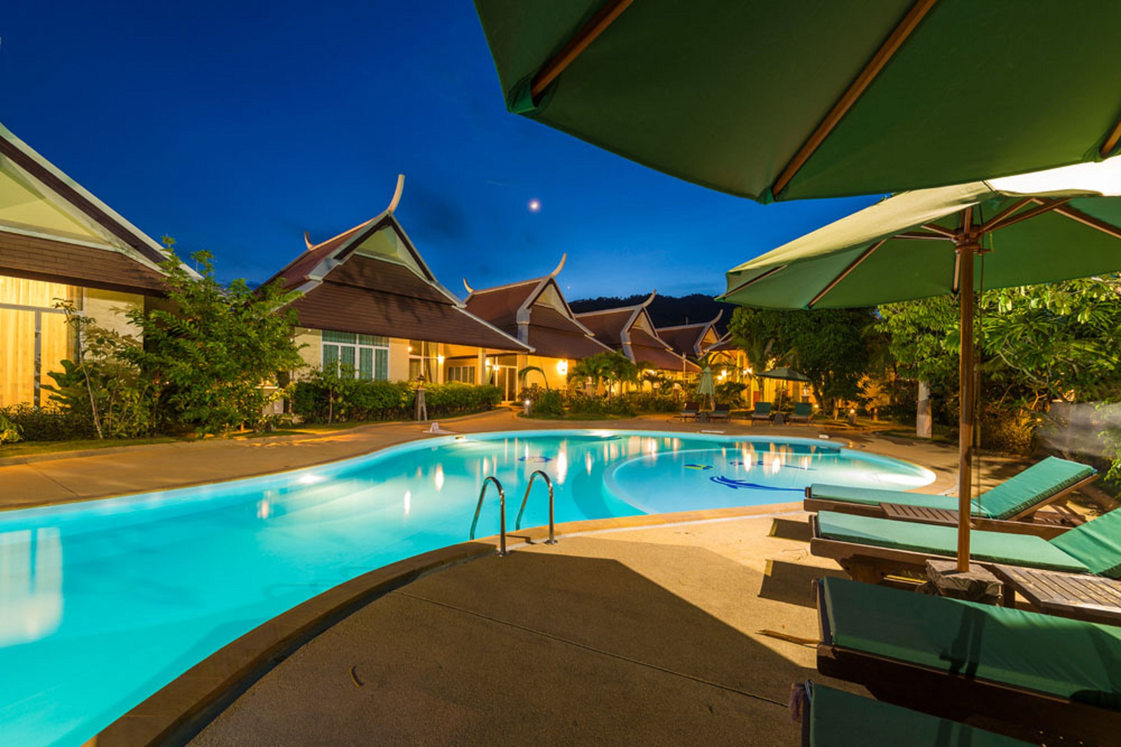 Utomhuspool och solstolar