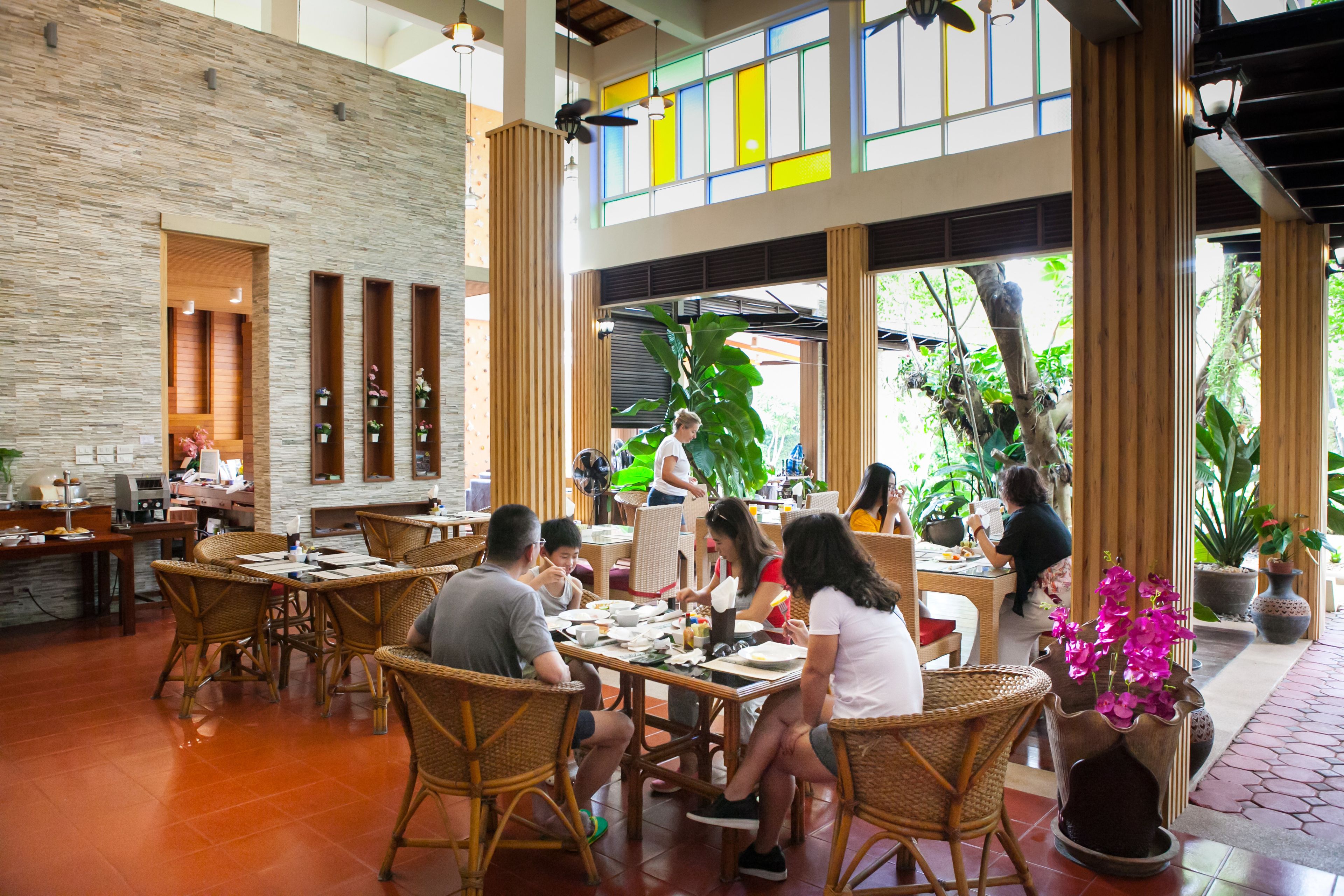 ランチ、ディナーに営業 (多国籍料理)