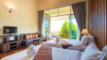 Deluxe kamer | Luxe beddengoed, een minibar, een kluis op de kamer