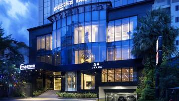 Fachada da propriedade à noite