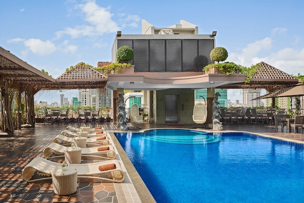 Außenpool, geöffnet von 07:00 Uhr bis 21:00 Uhr, Sonnenschirme