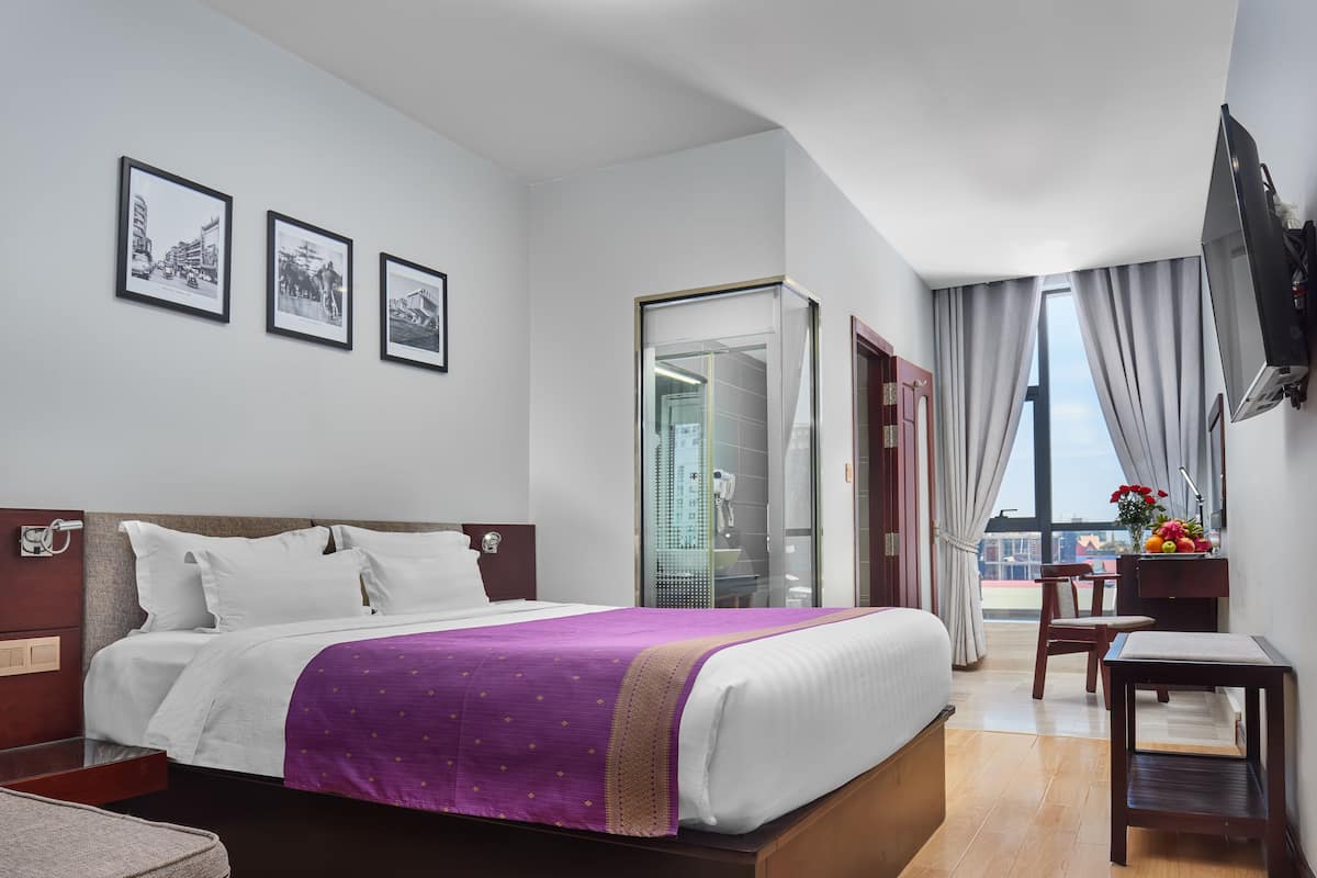 Premium bedding, minibar, in-room safe, desk