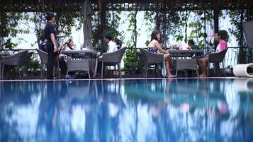 Bar à beira da piscina