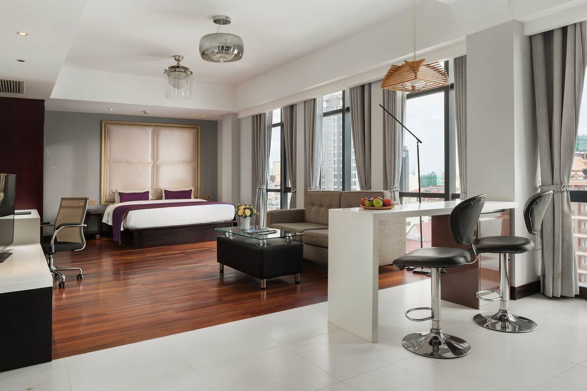 Premium bedding, minibar, in-room safe, desk