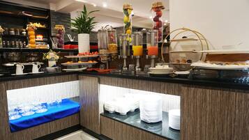 Café da manhã com buffet grátis todos os dias