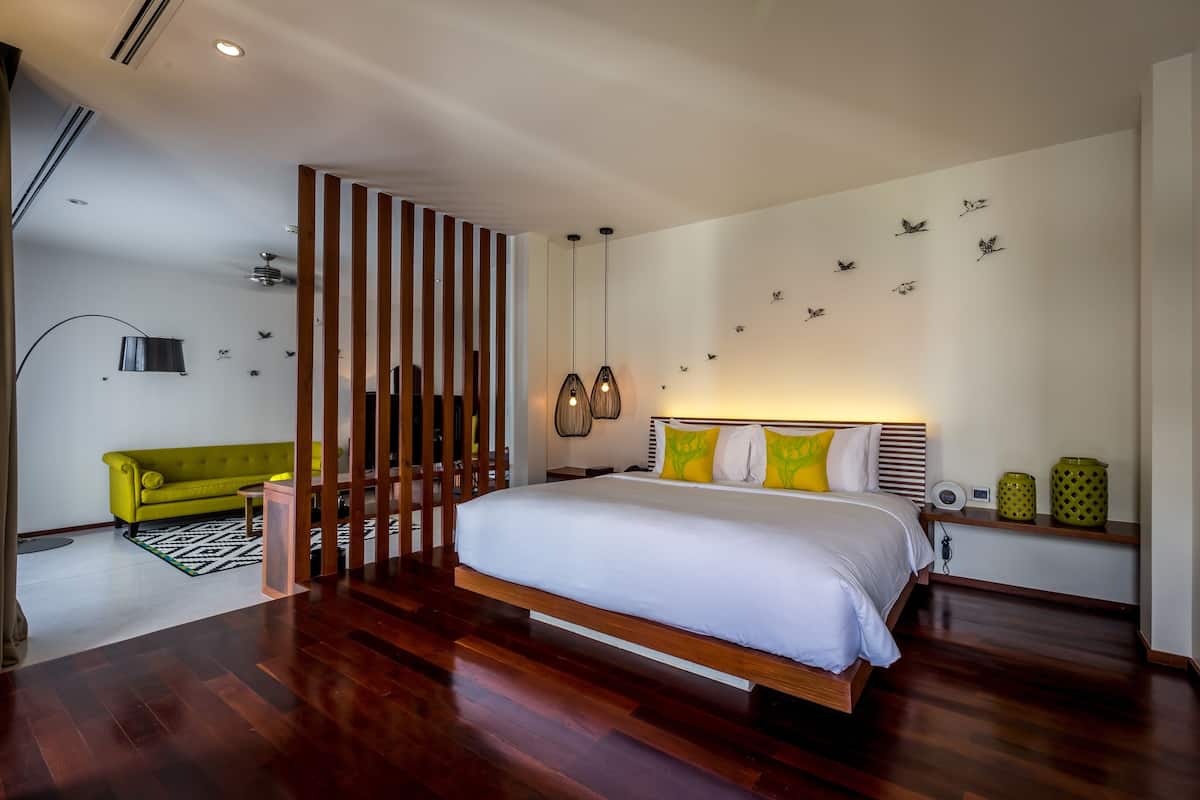 Sarus Crane Suite | Minibar, in-room safe, desk, laptop workspace