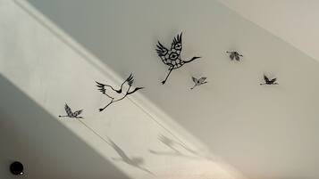 Una pared con una serie de siluetas de aves volando.