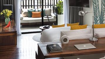 Kingfisher Deluxe Double Room | Minibar, in-room safe, desk, laptop workspace