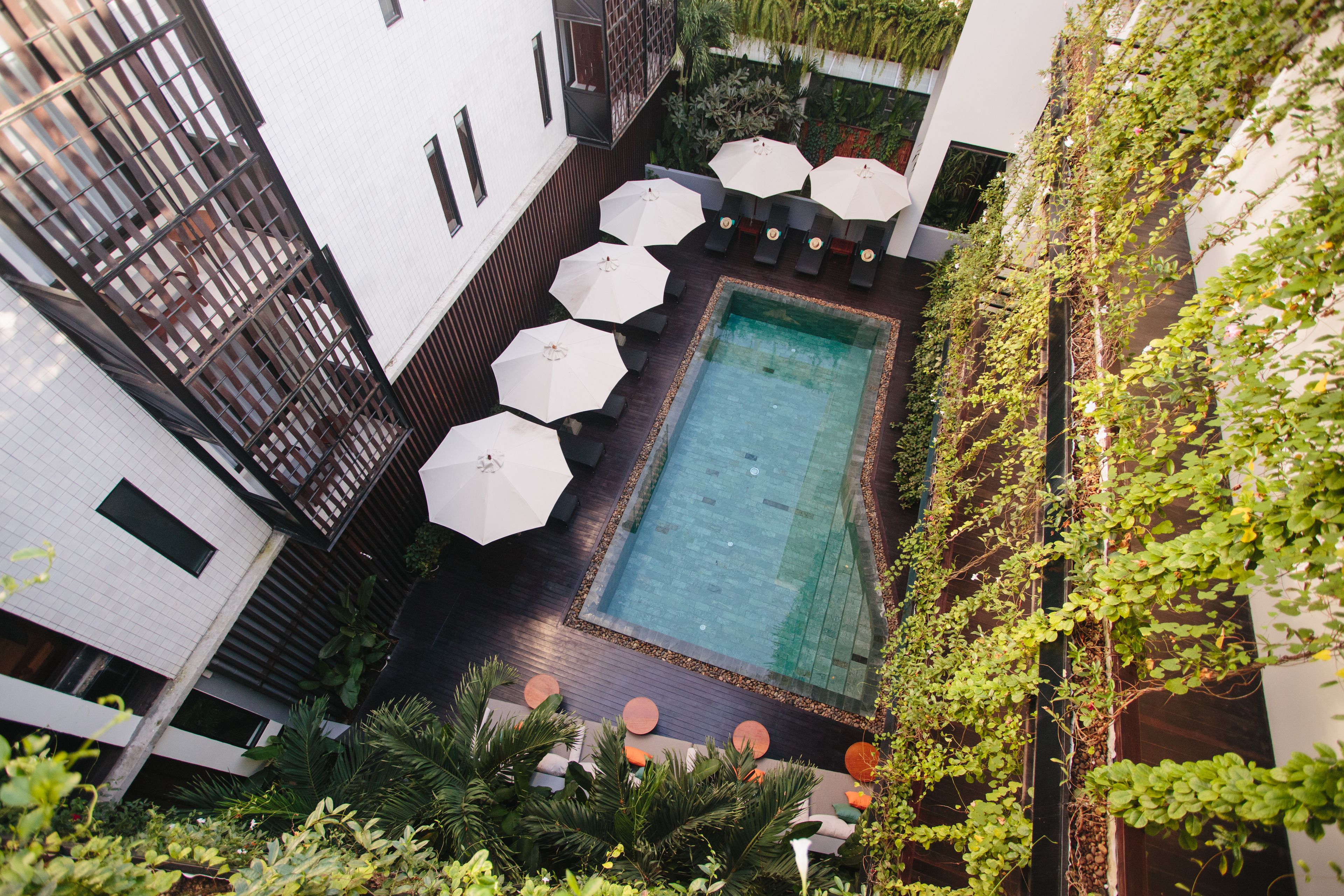 2 outdoor pools, pool loungers