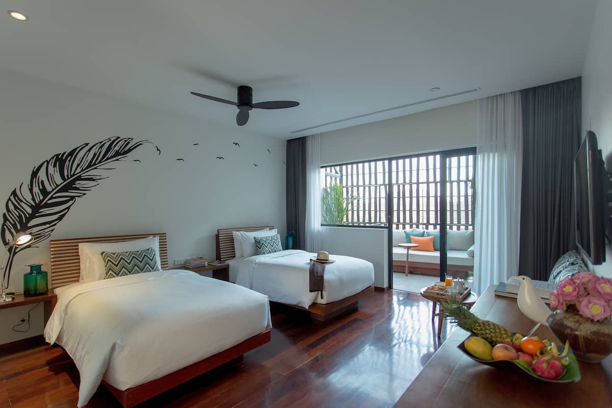 Tailorbird Standard Twin Room | Minibar, in-room safe, desk, laptop workspace