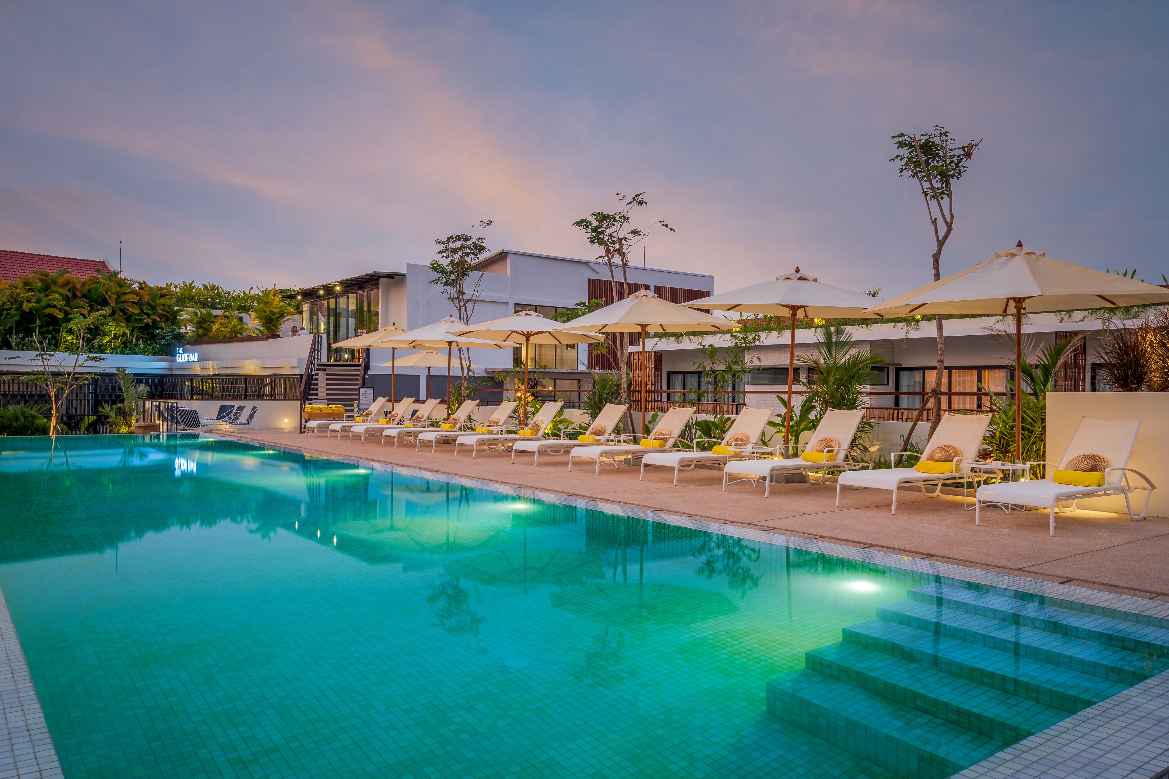 2 albercas al aire libre y camastros 