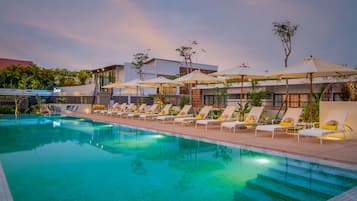 2 albercas al aire libre y camastros