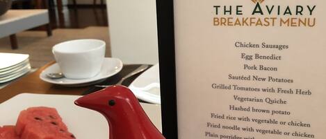 Menú de desayuno del restaurante The Aviary, con opciones como salchichas de pollo, Huevos Benedictinos y papas nuevas salteadas.