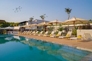2 piscinas al aire libre, sillones reclinables de piscina