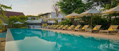 2 outdoor pools, sun loungers