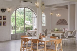 32-inch LCD TV with satellite channels, TV