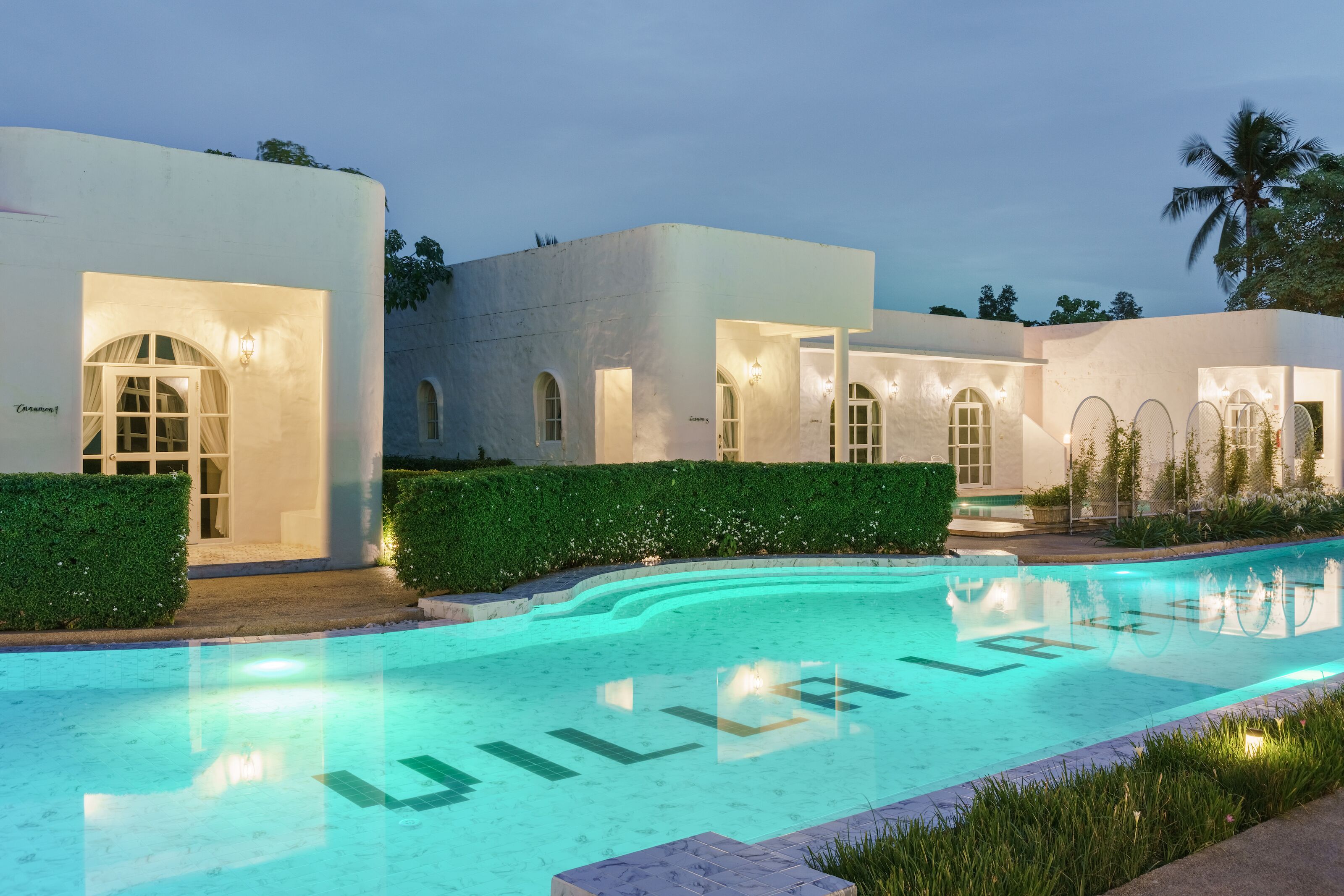 Piscina externa, guarda-sóis