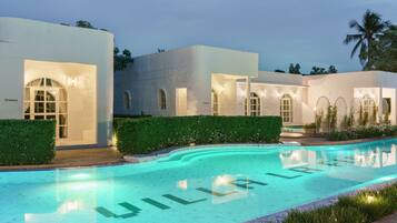 Piscina externa, guarda-sóis