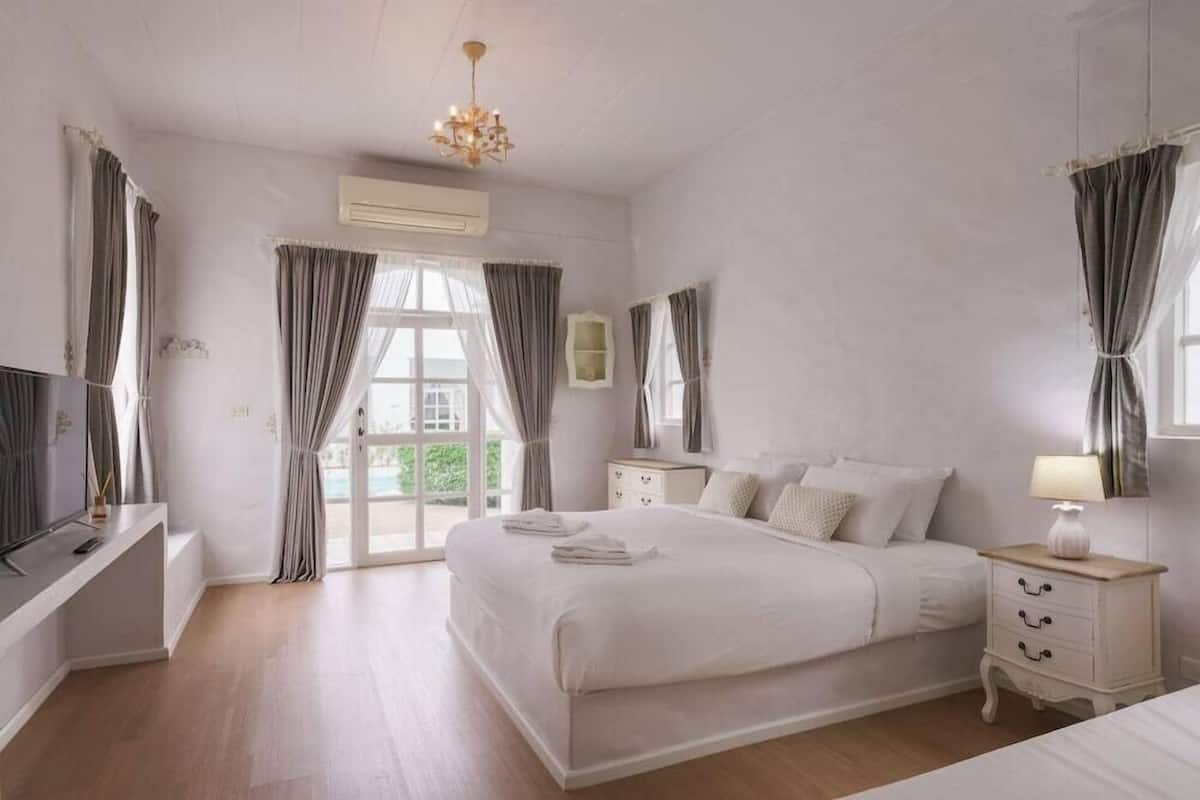 Minibar, escritorio, cortinas blackout y wifi gratis