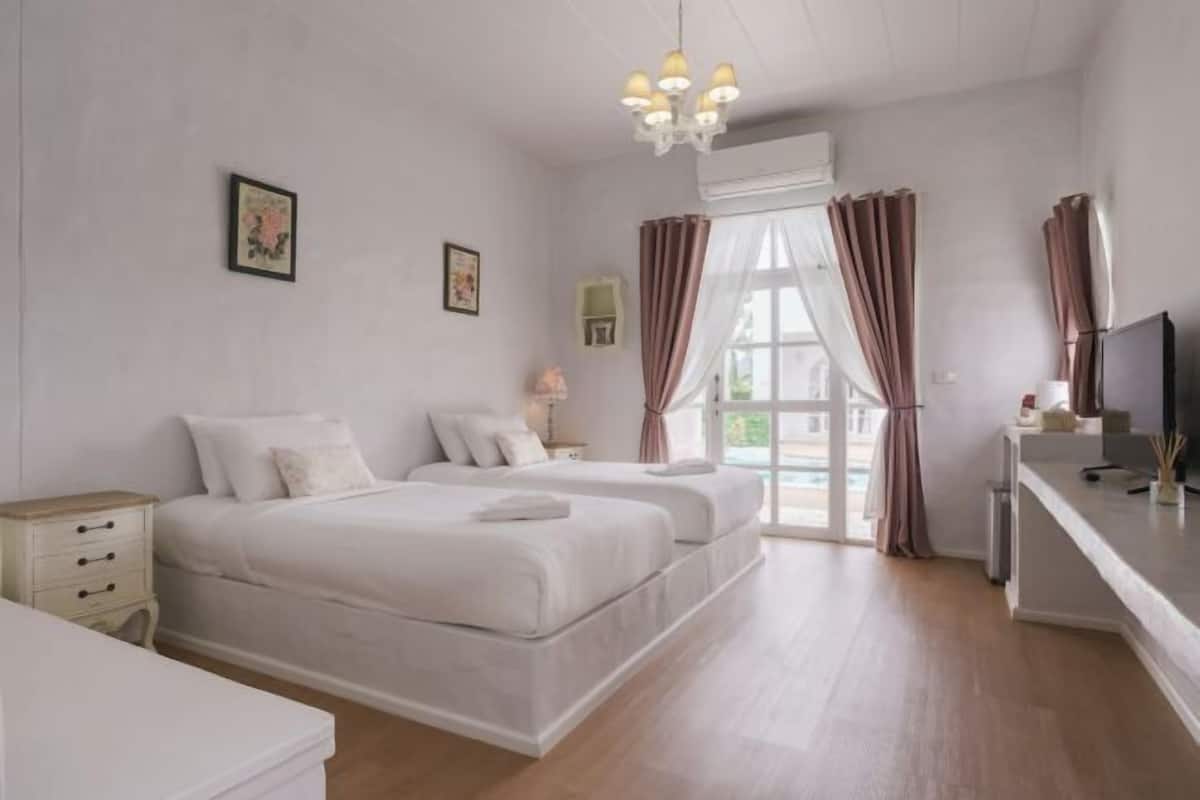 Minibar, desk, blackout curtains, free WiFi