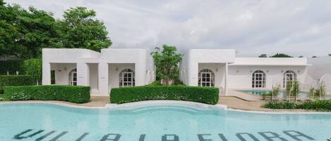 Una piscina al aire libre, sombrillas