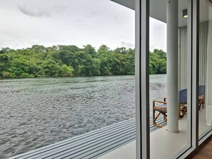 Floating Villa with Breakfast | 테라스/파티오