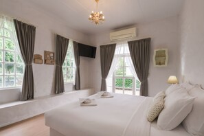 Pool Villa (3 King Beds) - No pet friendly | Minibar, escritorio, cortinas blackout y wifi gratis 