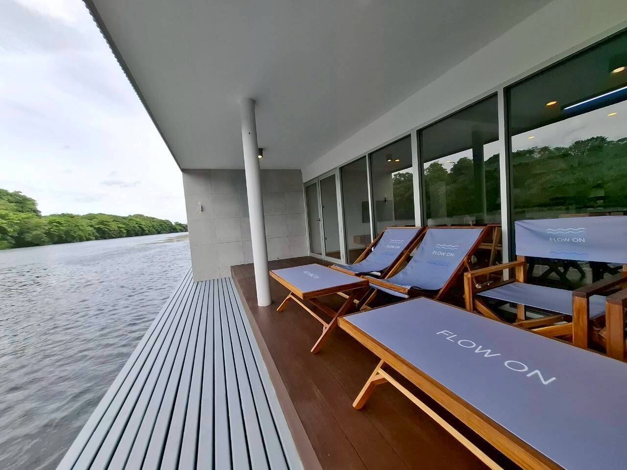 Floating Villa with Breakfast | Terrace/patio