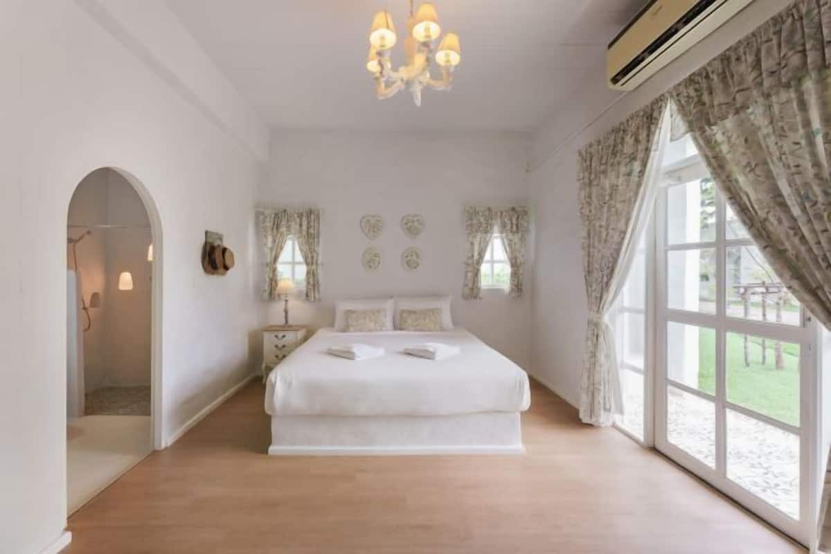 Minibar, desk, blackout curtains, free WiFi