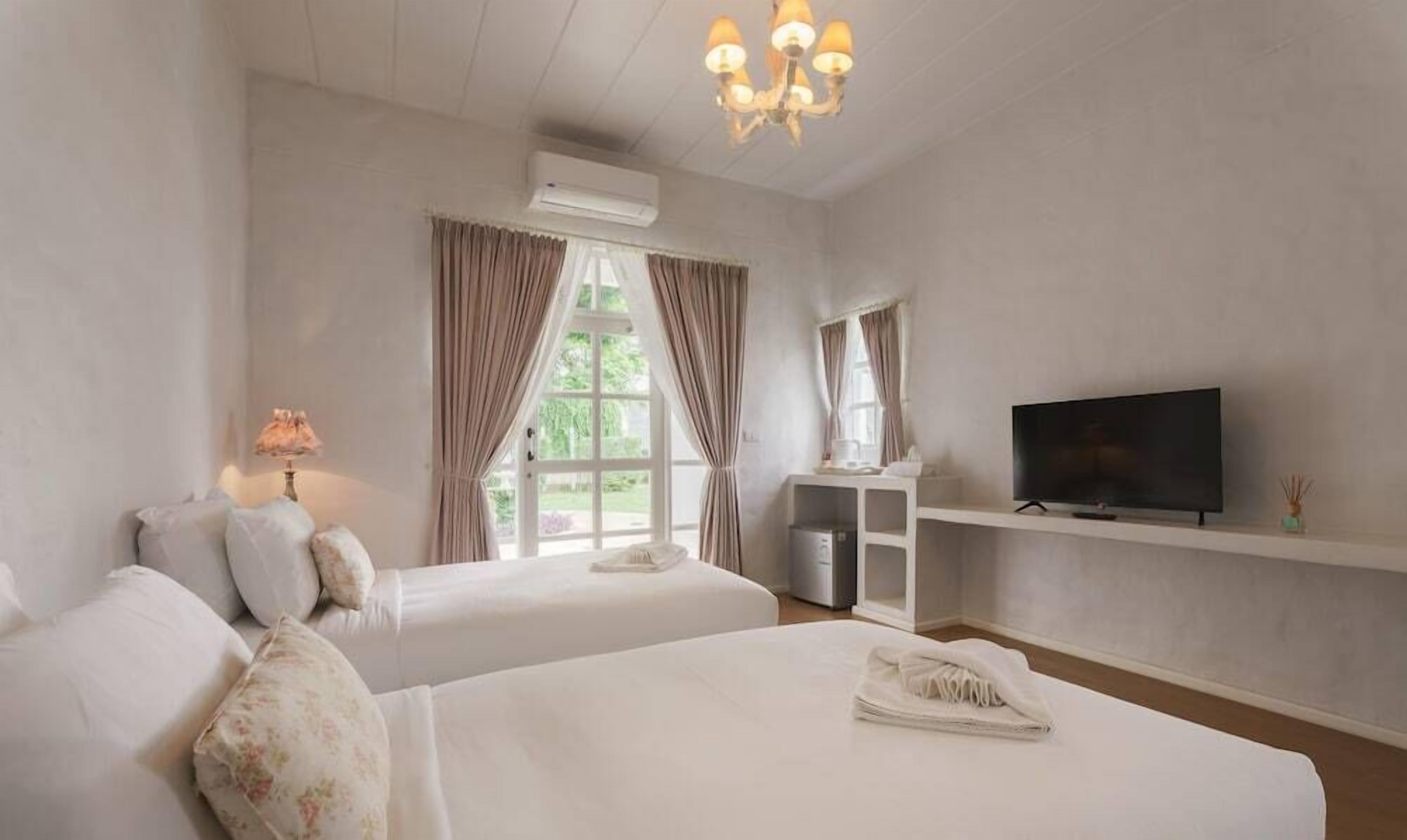 Minibar, escritorio, cortinas opacas y wifi gratis