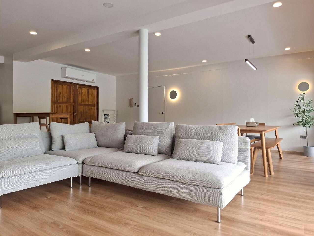 Floating Villa with Breakfast | Area keluarga | Televisi LCD 32-inci dengan saluran TV satelit dan TV