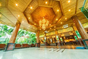 A spacious lobby with a wooden ceiling and a chandelier, a reception desk, and a 'Welcome' sign. - Boutique City And Bravo Hotel Pattaya (Pattaya)