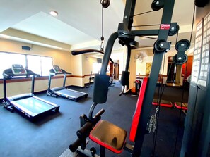 A gym with exercise equipment, treadmills, and a weight machine. - Boutique City And Bravo Hotel Pattaya (Pattaya)