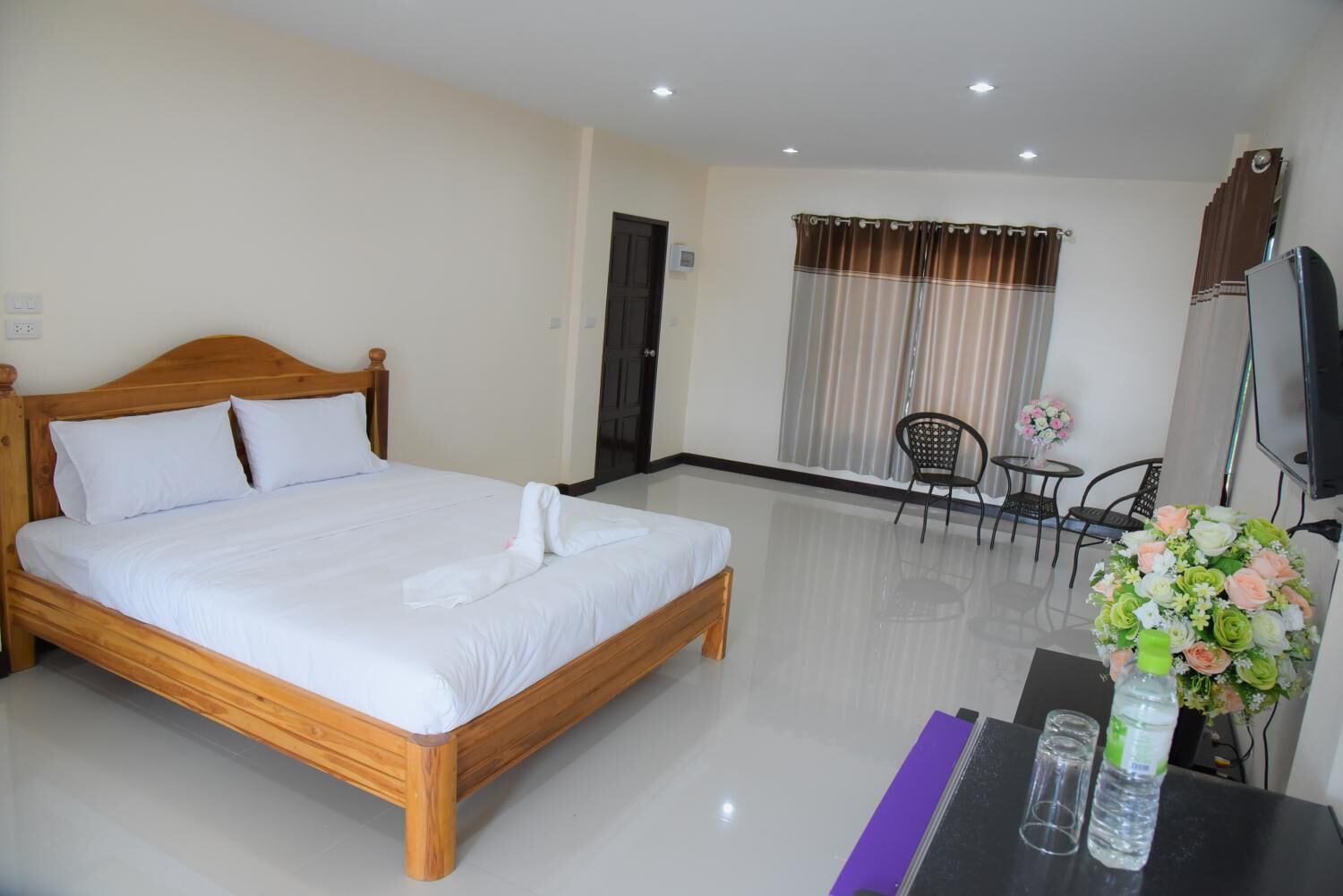 desk, rollaway beds, free wifi, bed sheets