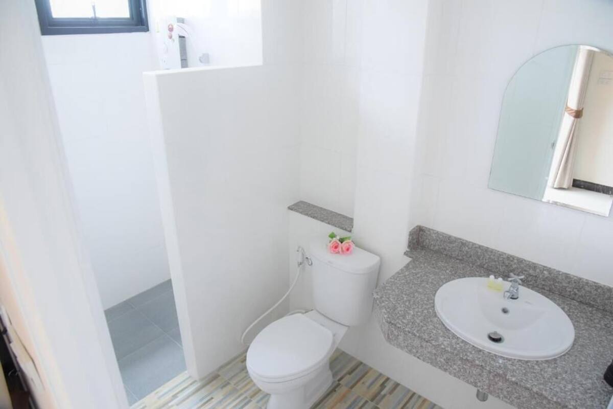 shower, free toiletries, towels